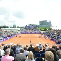 Le court central du Tennis Club de Strasbourg, où se déroulent les Internationaux de Strasbourg chaque année au mois de mai &copy; Chryslène Caillaud - chryslenecaillaud.com