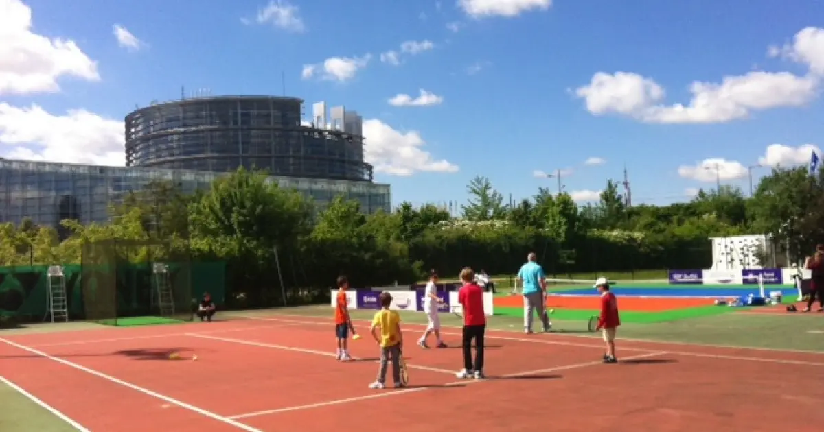 L'un des courts du Tennis Club de Strasbourg, face aux Institutions Européennes