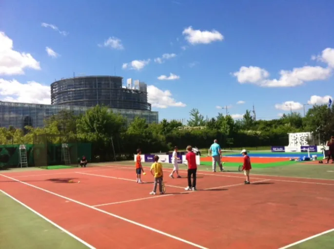 L\'un des courts du Tennis Club de Strasbourg, face aux Institutions Européennes 