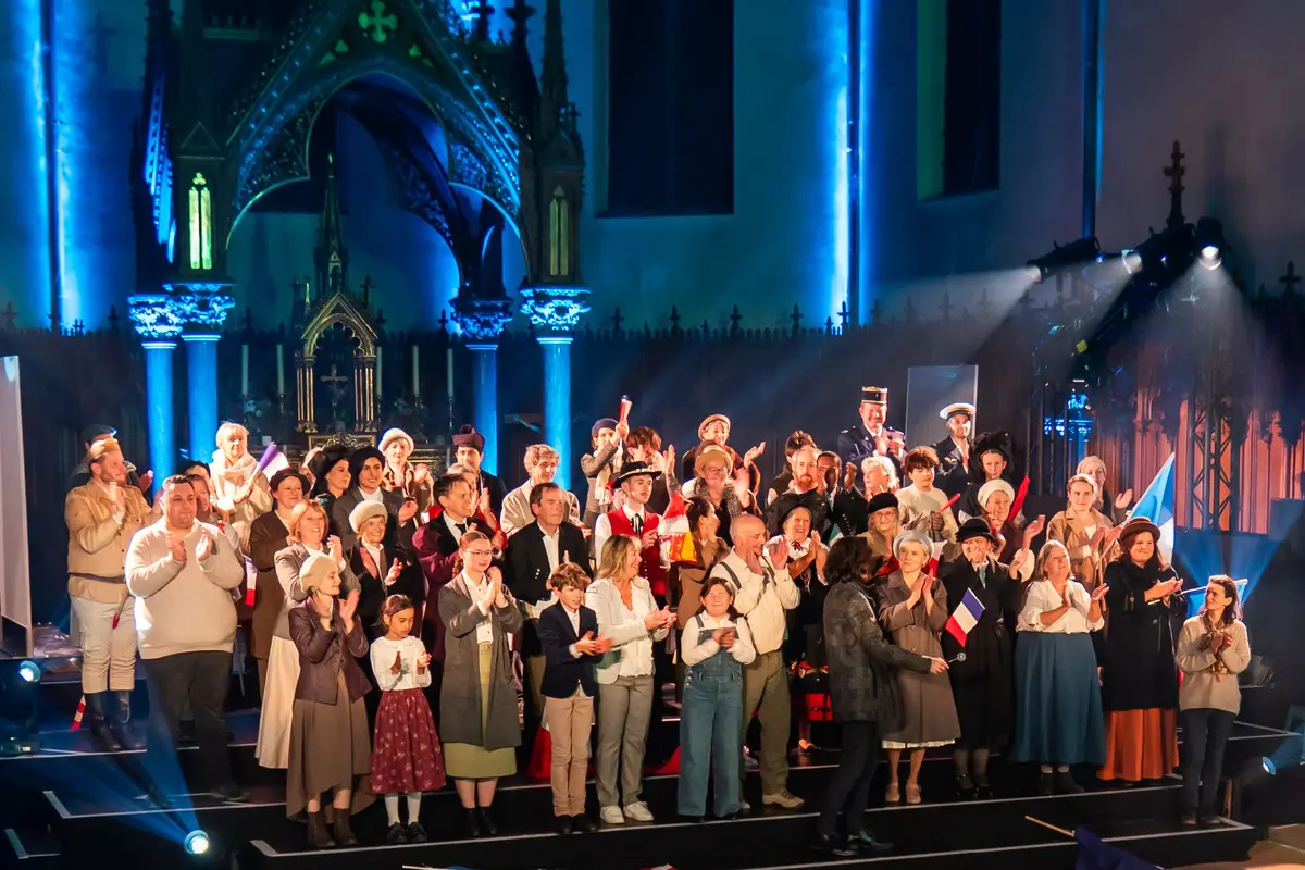 Plus de 300 bénévoles et figurants participent à cette fresque collective qui mêle mémoire, art et émotion au cœur de Colmar