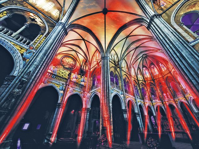 Des effets de lumière dans toute la nef de l\'église