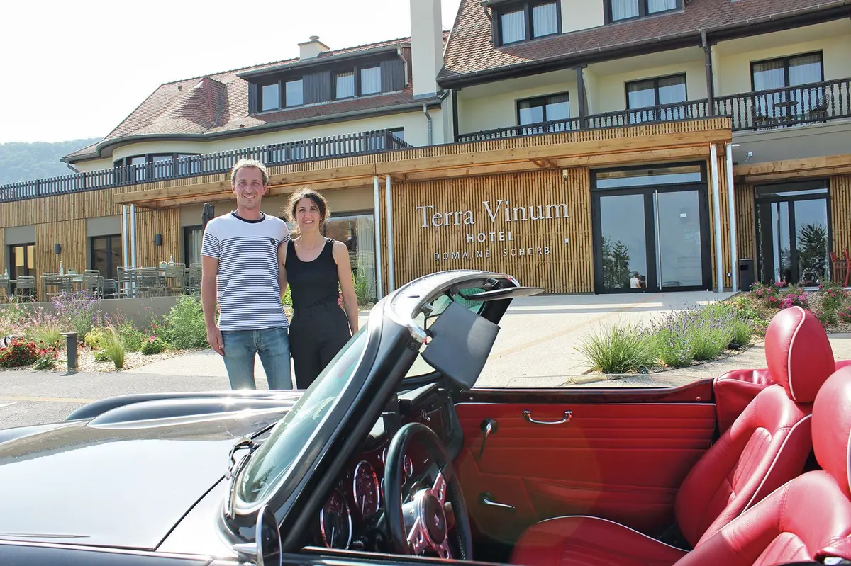 Georges et Pélagie Scherb devant leur hôtel