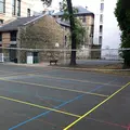 Les terrains de sport peuvent aussi bien s'accorder aux paysages ruraux qu'urbains.