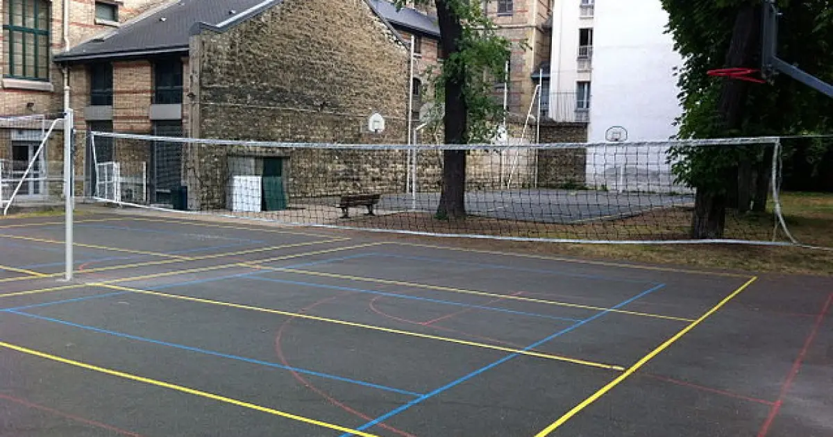 Les terrains de sport peuvent aussi bien s'accorder aux paysages ruraux qu'urbains.