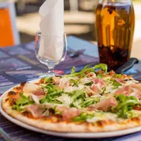 Terrasse au soleil, pizzas généreuses et glaces artisanales : et si votre prochain moment gourmand était dans les pizzerias Paradiso ? DR