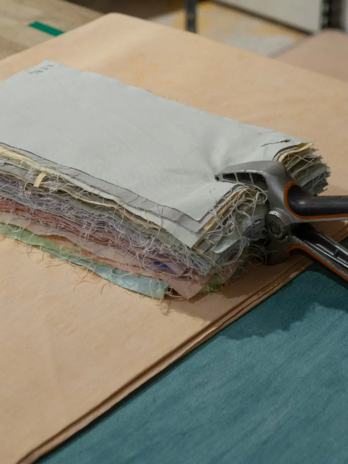 Textile en atelier : entre art, artisanat, design textile / frontières et porosités