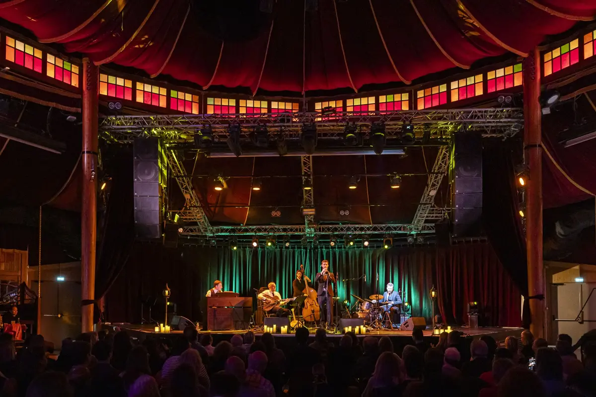 Entre ombre et lumière, The Jazz Room fait revivre la magie des clubs de La Nouvelle-Orléans.