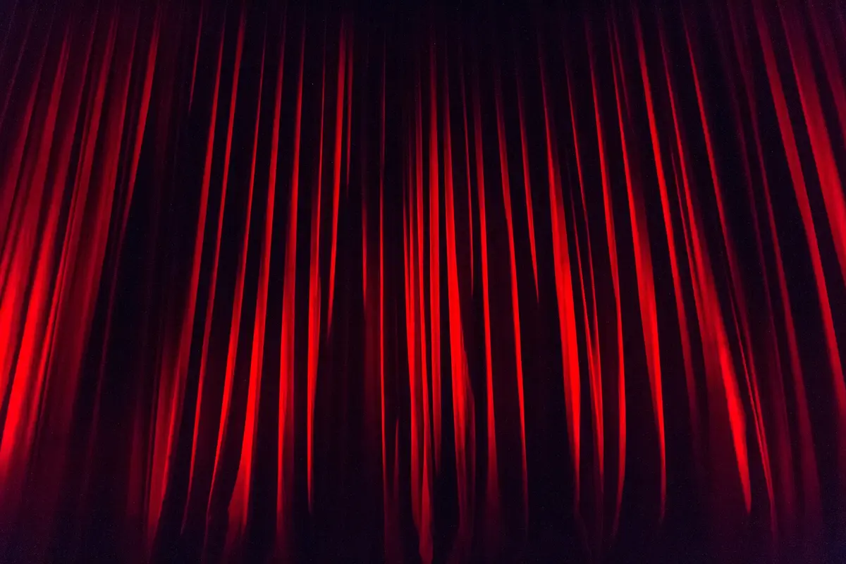 Théâtre Ferme sous hôtes tension