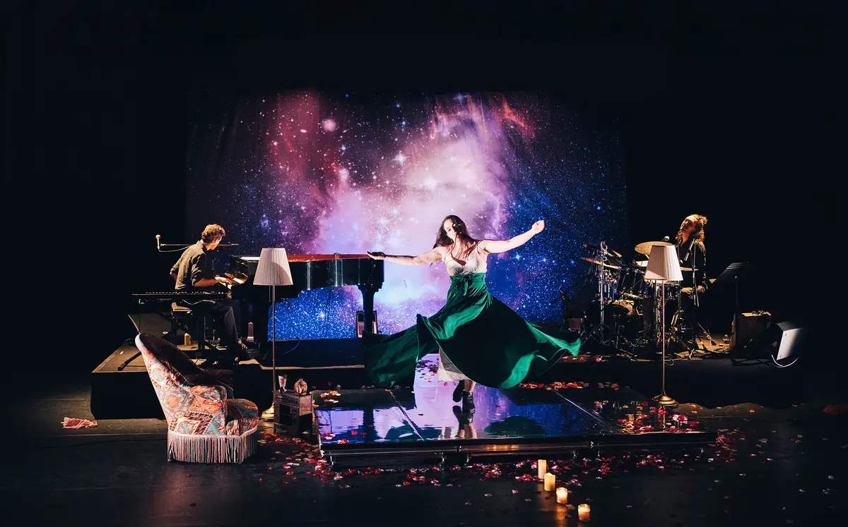 Théâtre : Niquer La Fatalité, Chemin(s) En Forme De Femme