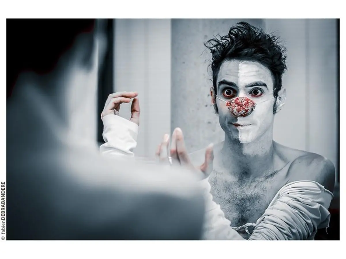 Théâtre : Trop près du mur