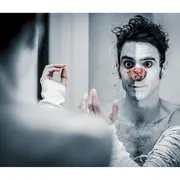 Théâtre : Trop près du mur