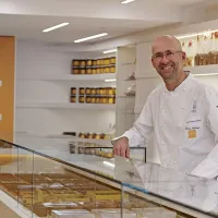Le célèbre pâtissier-chocolatier Thierry Mulhaupt dans l'une de ses boutiques à Strasbourg &copy; Stephane Spach