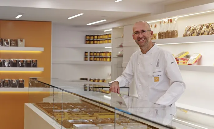 Le célèbre pâtissier-chocolatier Thierry Mulhaupt dans l\'une de ses boutiques à Strasbourg