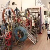 Au musée Tinguely, on peut mettre en marche les machines, et même monter dedans pour certaines. &copy; Sandrine Bavard