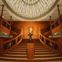 Le fabuleux escalier du Titanic s'ouvre devant vous DR