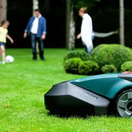 Tondre sa pelouse sans rien faire : c'est possible grâce aux robots !
