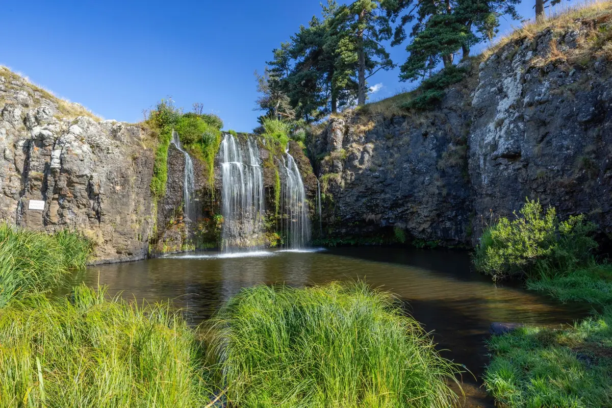 La cascade des Veyrines, une halte secr&egrave;te du C&eacute;zallier