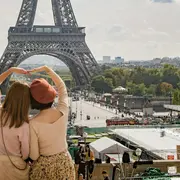 Tour Eiffel : accès au 2e étage + visite guidée des environs