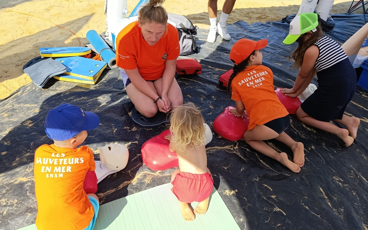 Groupe d'enfants à un atelier de la tournée des Mini-Sauveteurs