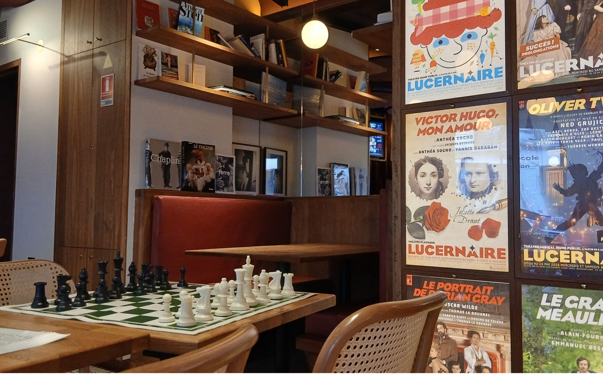 Le kawaa du Lucernaire est un lieu de culture qui entremêle théâtre, cinéma, restaurant, librairie, école d’art dramatique, galerie d’exposition. Le 8 juin, il accueille un tournoi d’échecs.
