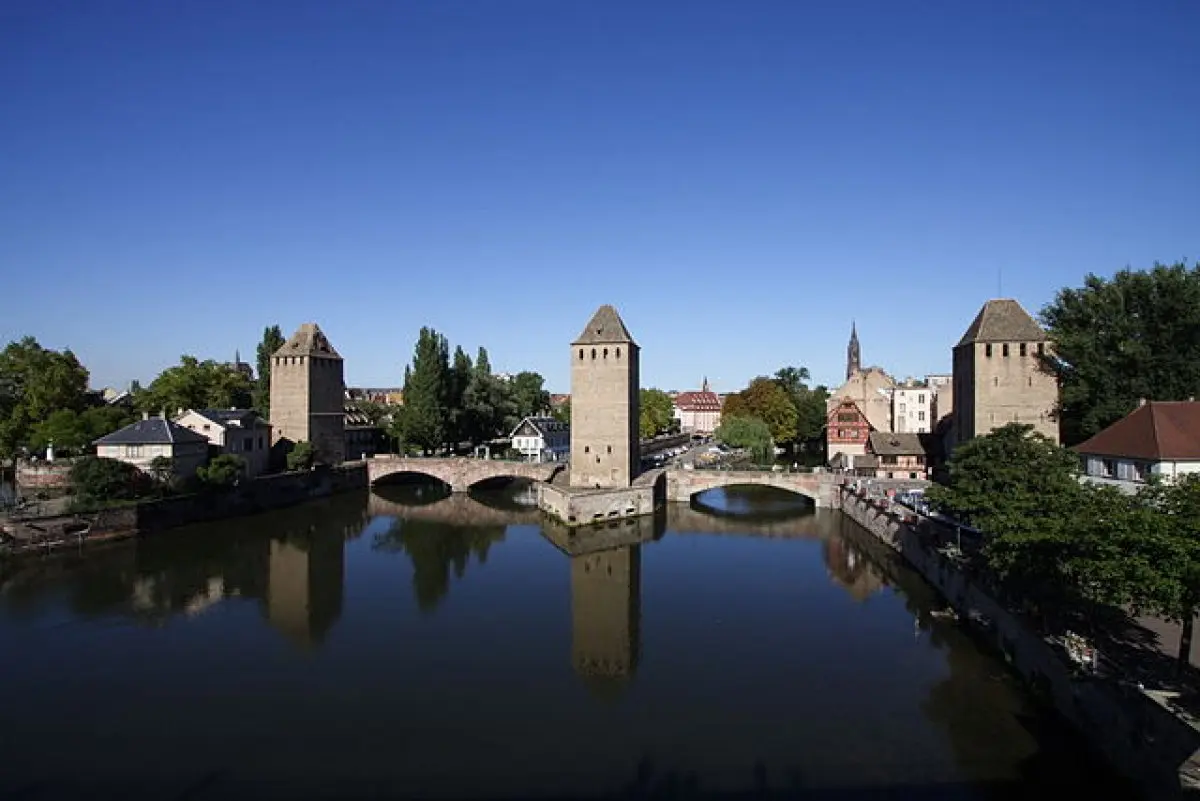 Les puissantes tours carr&eacute;es des ponts couverts ont longtemps prot&eacute;g&eacute; la ville