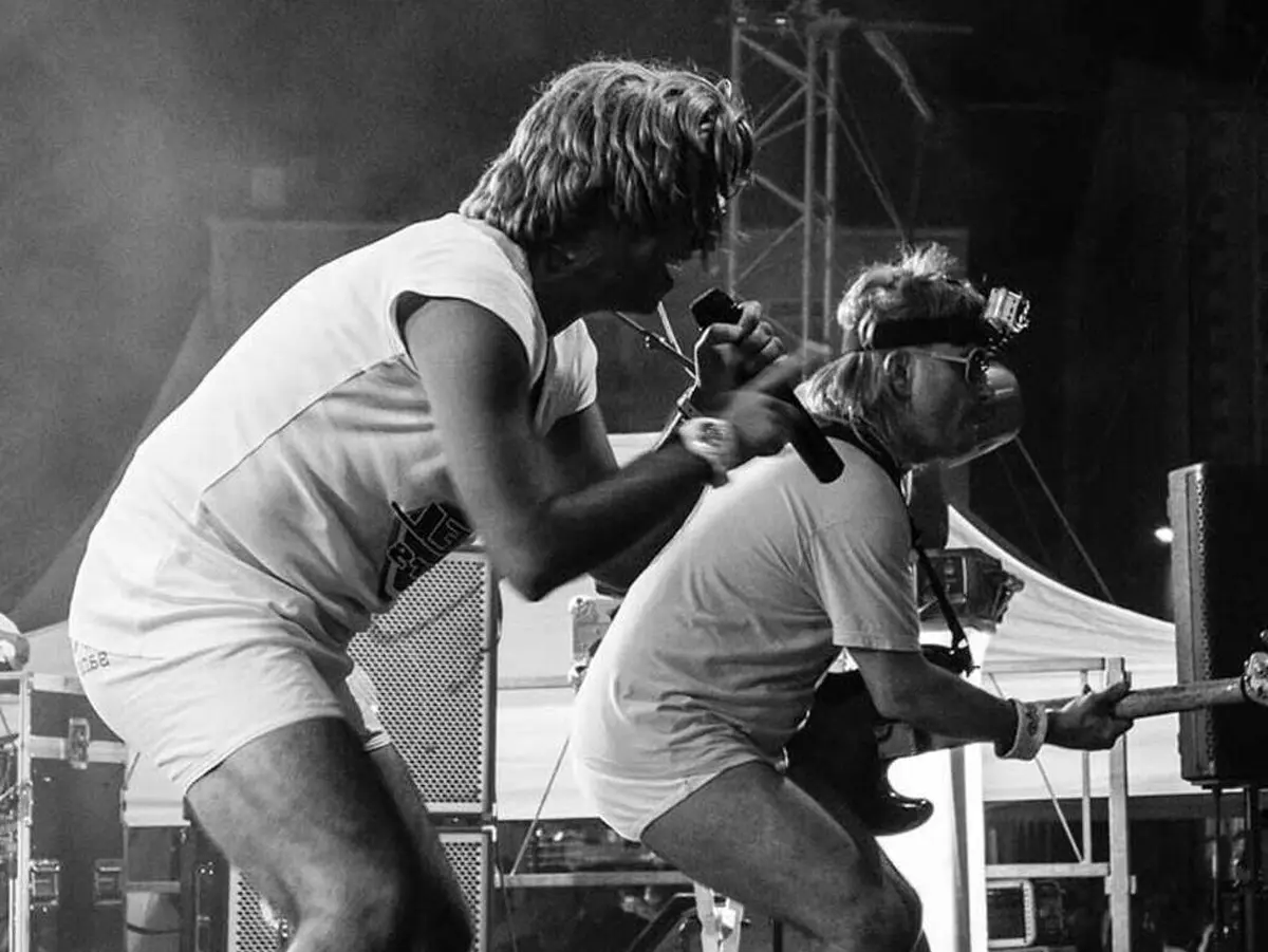 Tous à La Plage Avec Le Groupe Système Sans Interdit