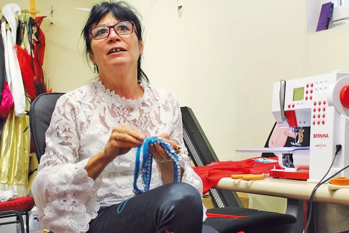 Tous les costumes sont sur mesure, et c’est à Jacqueline qu’on les doit