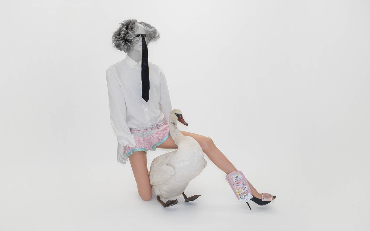 Our Legacy (chemise + cravate), LLL (shorts) et Love is Shouty but Iconic (chaussures). Photo : Erik Pousette