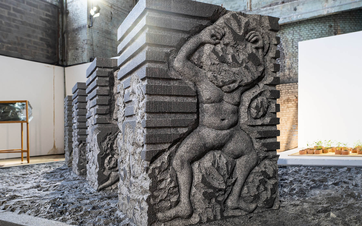 Céleste Richard-Zimmerman, « Grand’Ensemble » - 2024 - 610cm x 420cm x 130cm - Polystyrène graphité - Oeuvre soutenue par Groupe A coopérative Culturelle et Ville Renouvelée - Crédit : Yves Becrez. © Adagp, Paris, 2026.