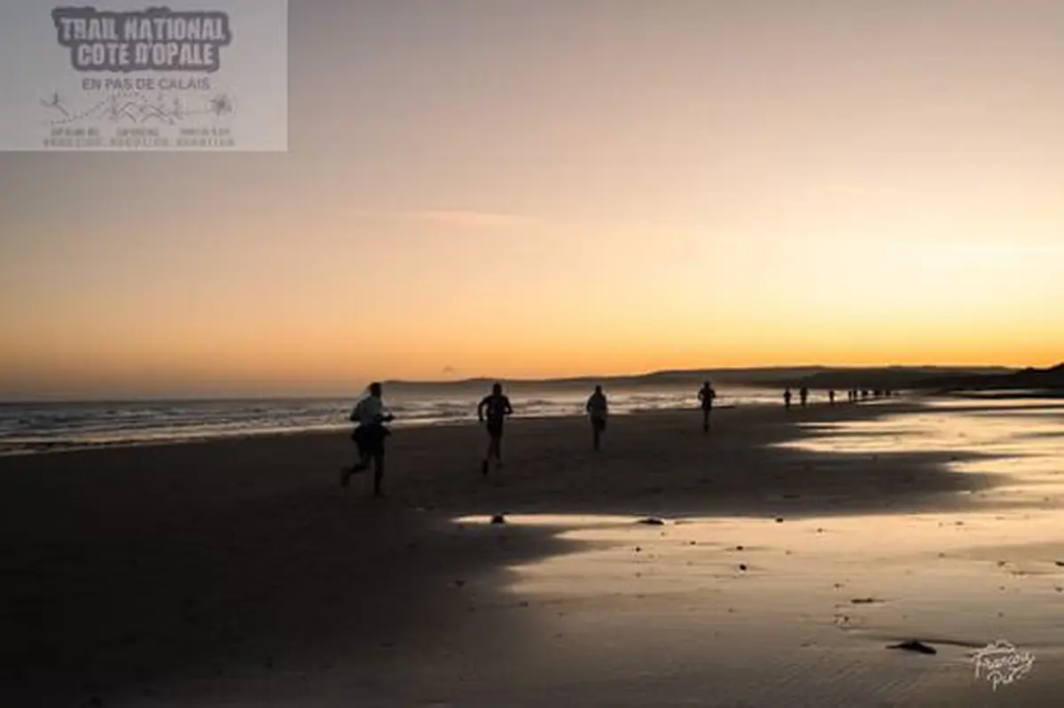 Longer la mer au lever du soleil, c'est aussi ça la beauté du trail de la Côte d'Opale 