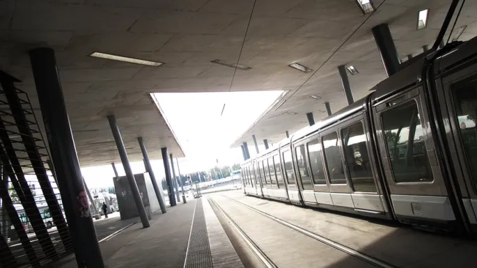 L\'arrêt de tram Hoenheim gare, réalisé par l\'architecte Zaha Hadid