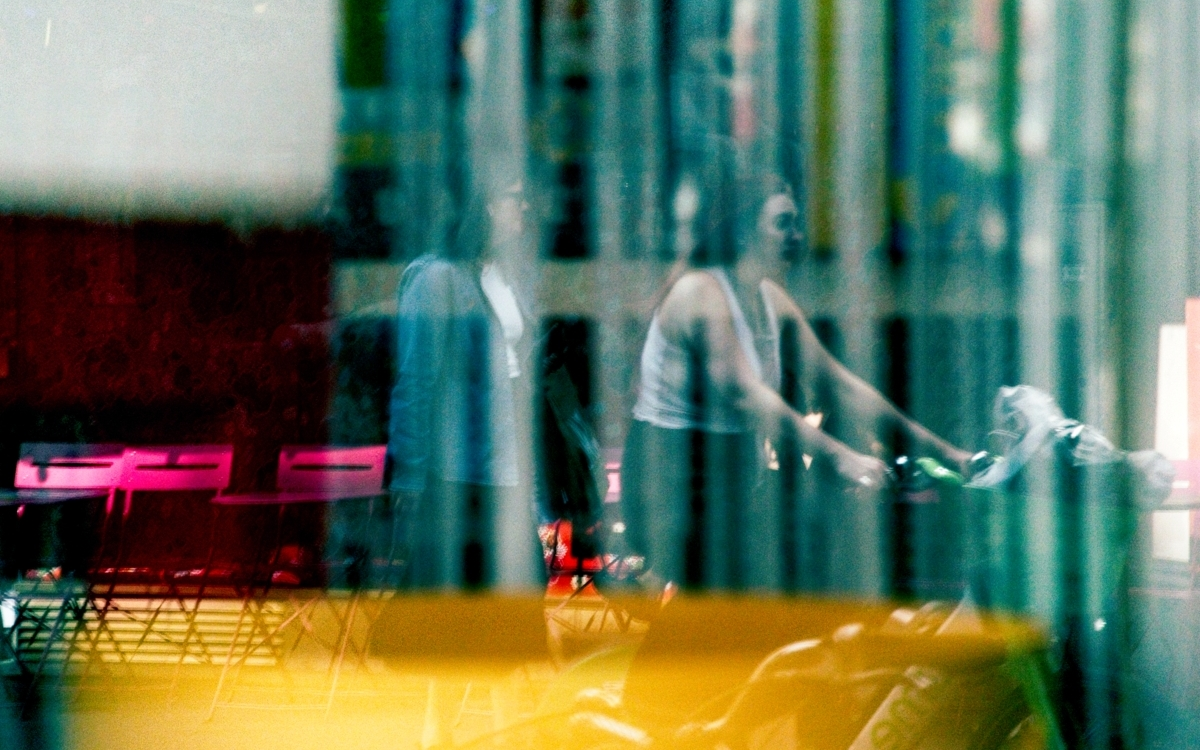 photographie de deux vélos à travers une vitre