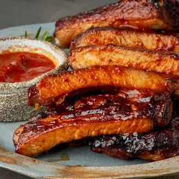 Travers de porc grillés