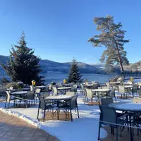 La terrasse immaculée de neige, au bord du lac gelé DR