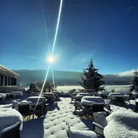 La terrasse immaculée de neige, au bord du lac gelé DR