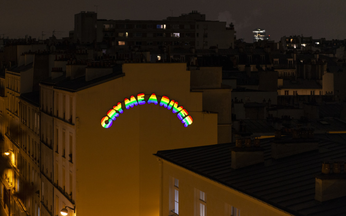 Ugo Rondinone, Cry Me a River, 2001, installation lumineuse dans l'espace public, Fonds d'art contemporain - Paris Collections