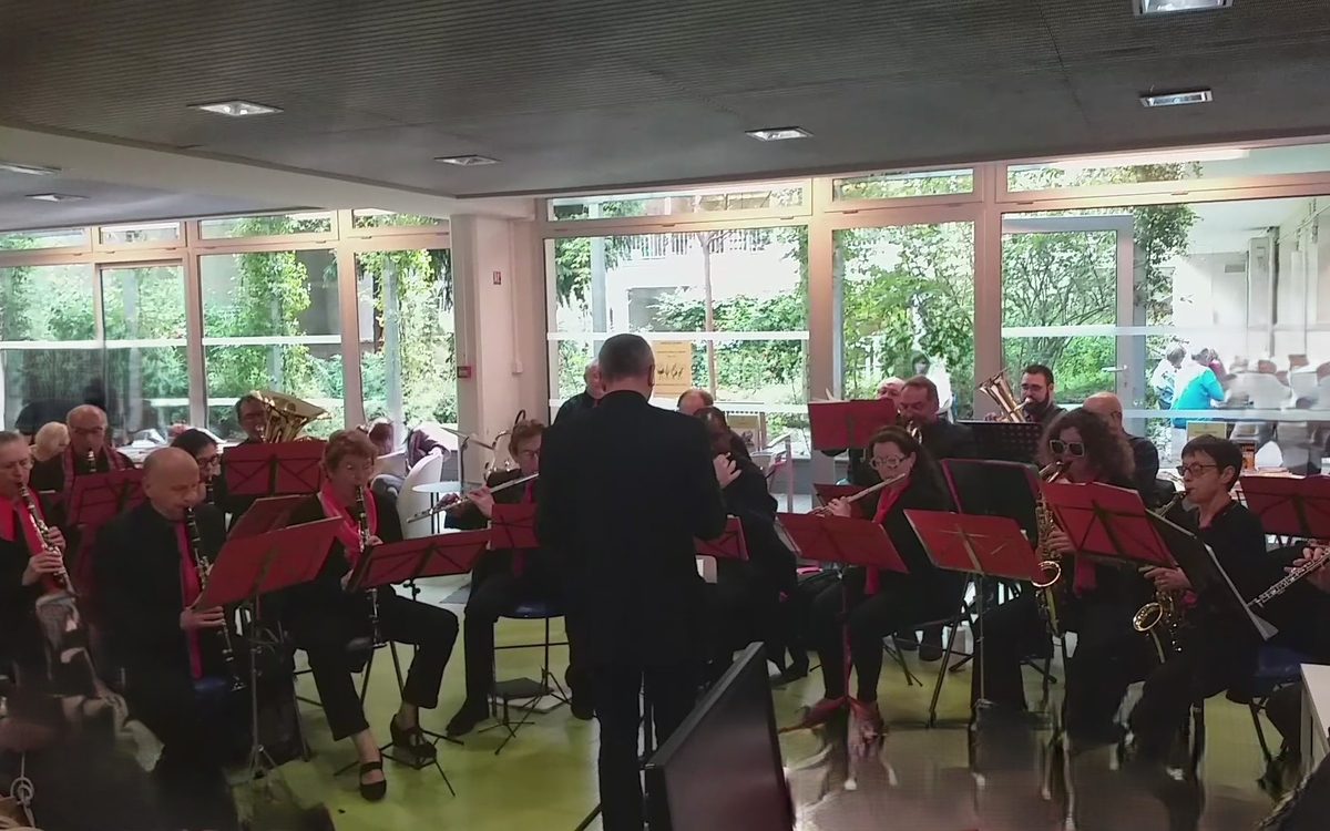 Un anniversaire en fanfare dans le jardin de la Bibliothèque Germaine Tillion…