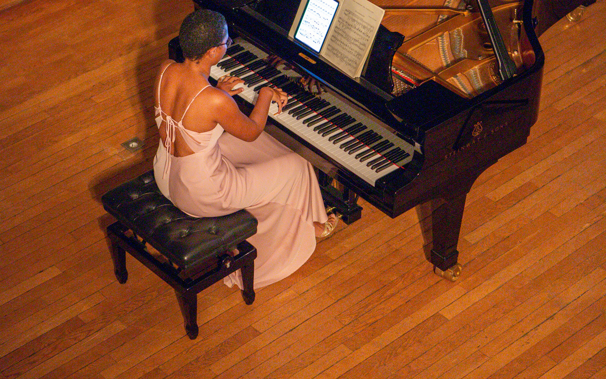 Jas Ogiste jouant du piano