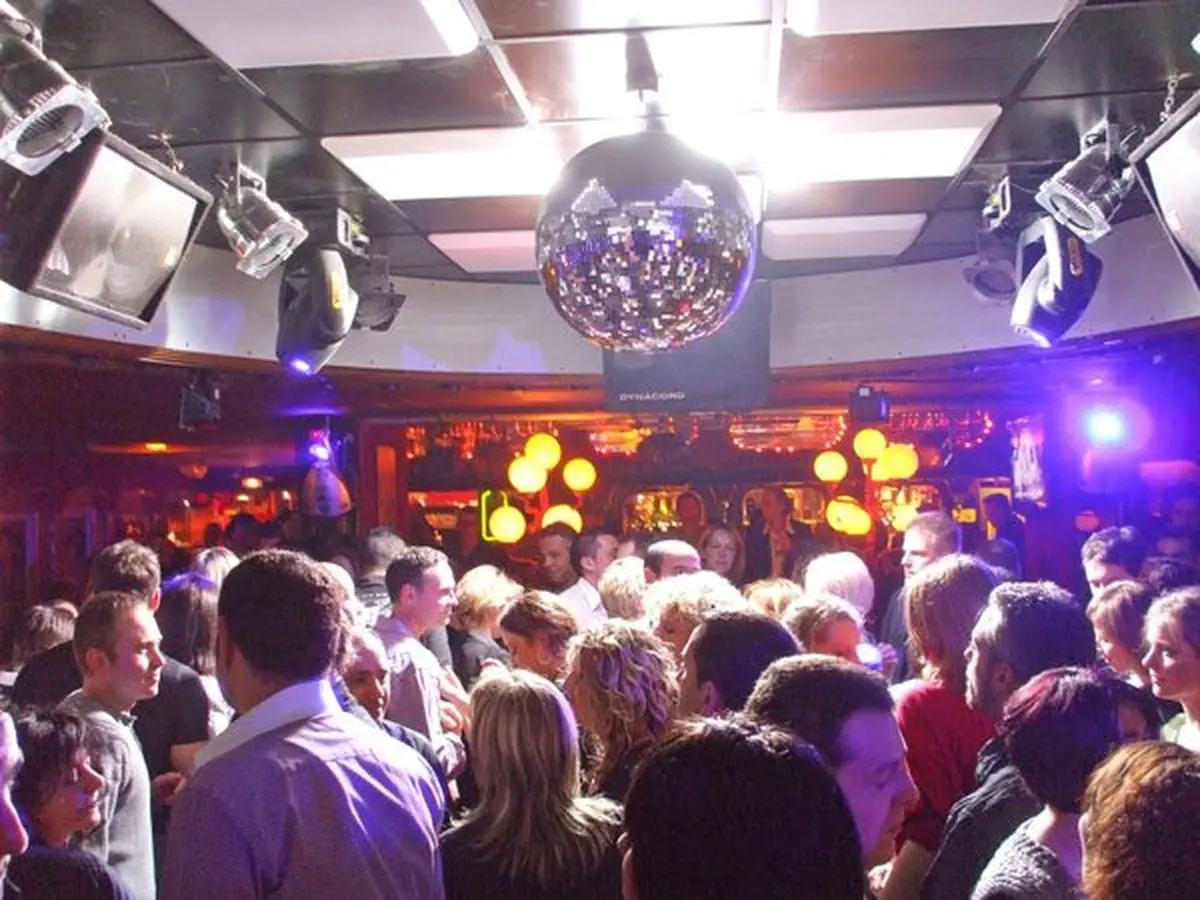 Des décennies de succès, de danse et de rencontres sur la piste du Club 1900