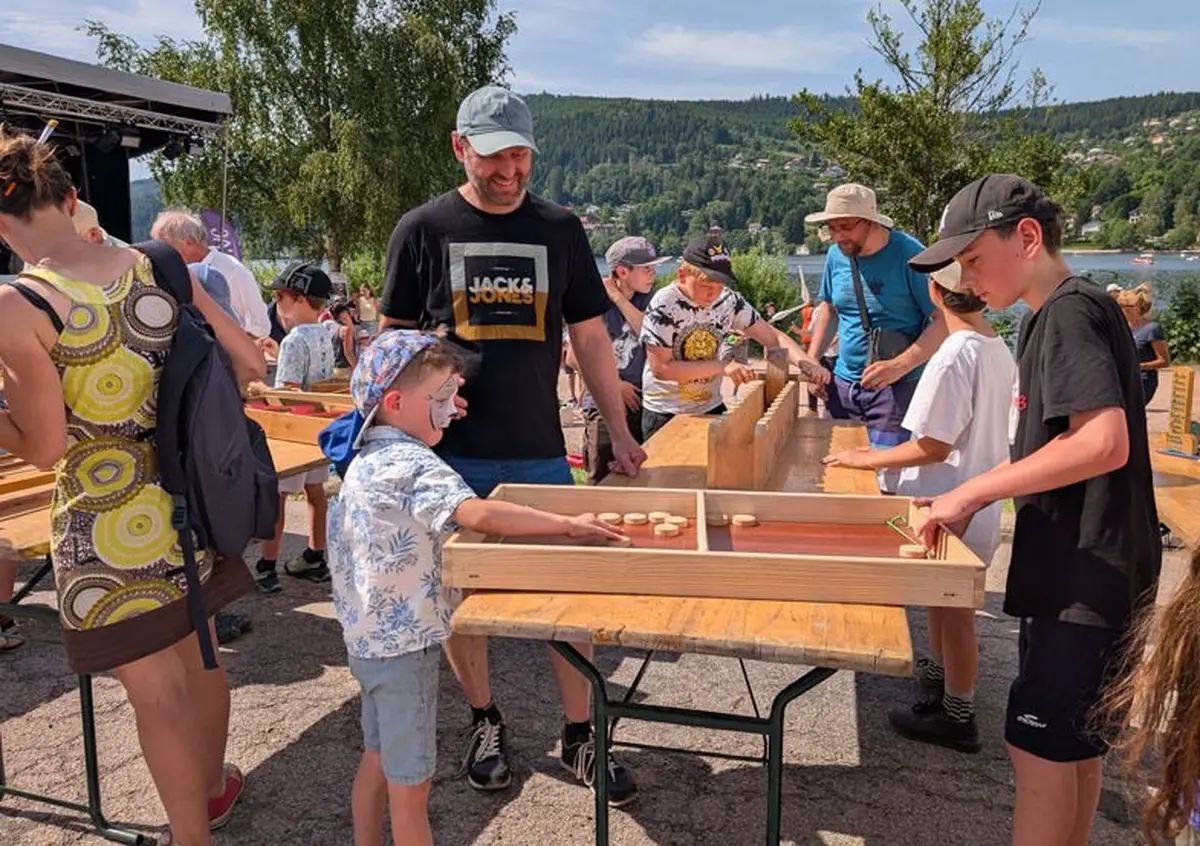 Ateliers jeux en bois, concerts, th&eacute;&acirc;tre, ap&eacute;ro &eacute;lectro... Deux mois de festivit&eacute;s au bord du lac de G&eacute;rardmer ! 