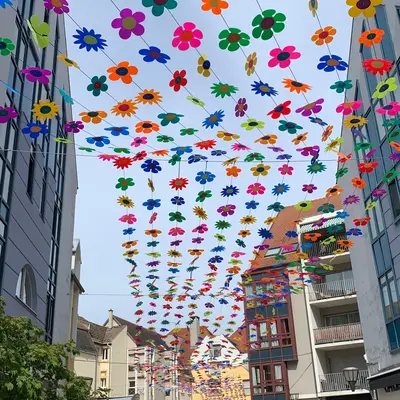 Un été sous un ciel fleuri à la Cour des Maréchaux à Mulhouse