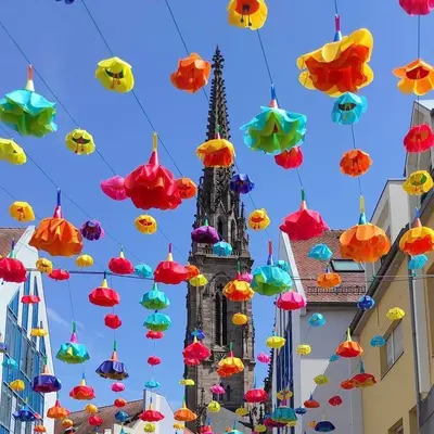 Un été sous un ciel fleuri à la Cour des Maréchaux à Mulhouse