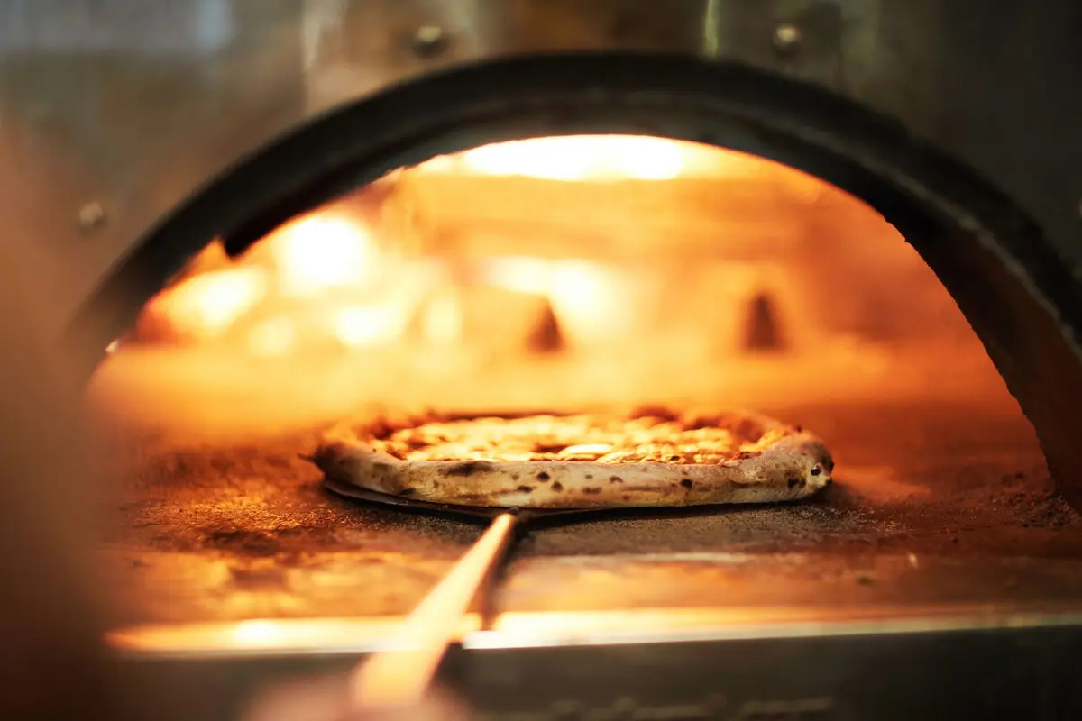 Un four de 2 tonnes et un pizzaïolo médaillé mondial : cette nouvelle pizzeria s’installe à Mulhouse