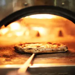 Un four de 2 tonnes et un pizzaïolo médaillé mondial : cette nouvelle pizzeria s’installe à Mulhouse