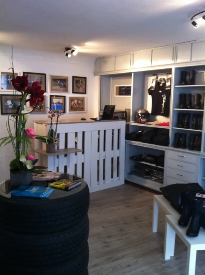 Un intérieur cosy et chaleureux pour trouver son équipement de moto en toute élégance chez MotoGirls à Mulhouse
