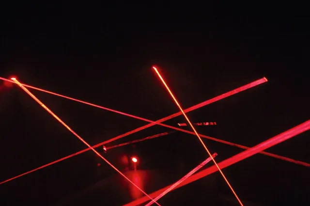 Arriverez-vous à passer les lasers sans vous faire toucher ?