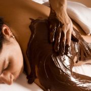 Un massage gourmand : le massage au chocolat 