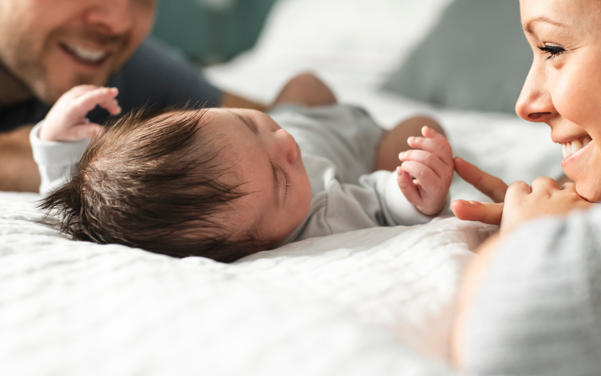 Jeunes parents avec leur bébé