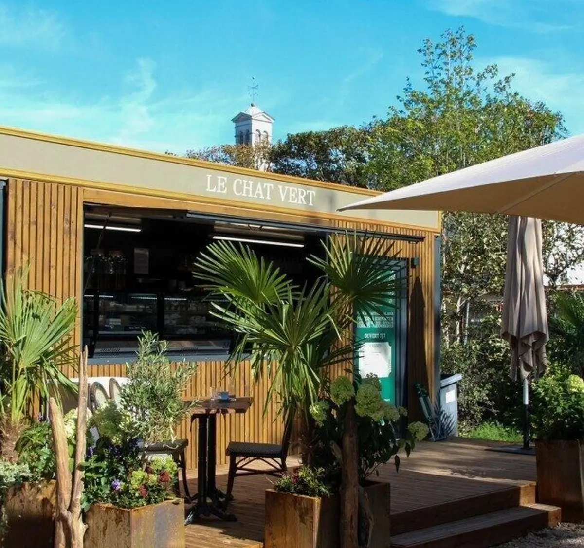 Un nouveau café-brunch vient d’ouvrir dans un lieu inattendu à Tours : bienvenue au Chat Vert