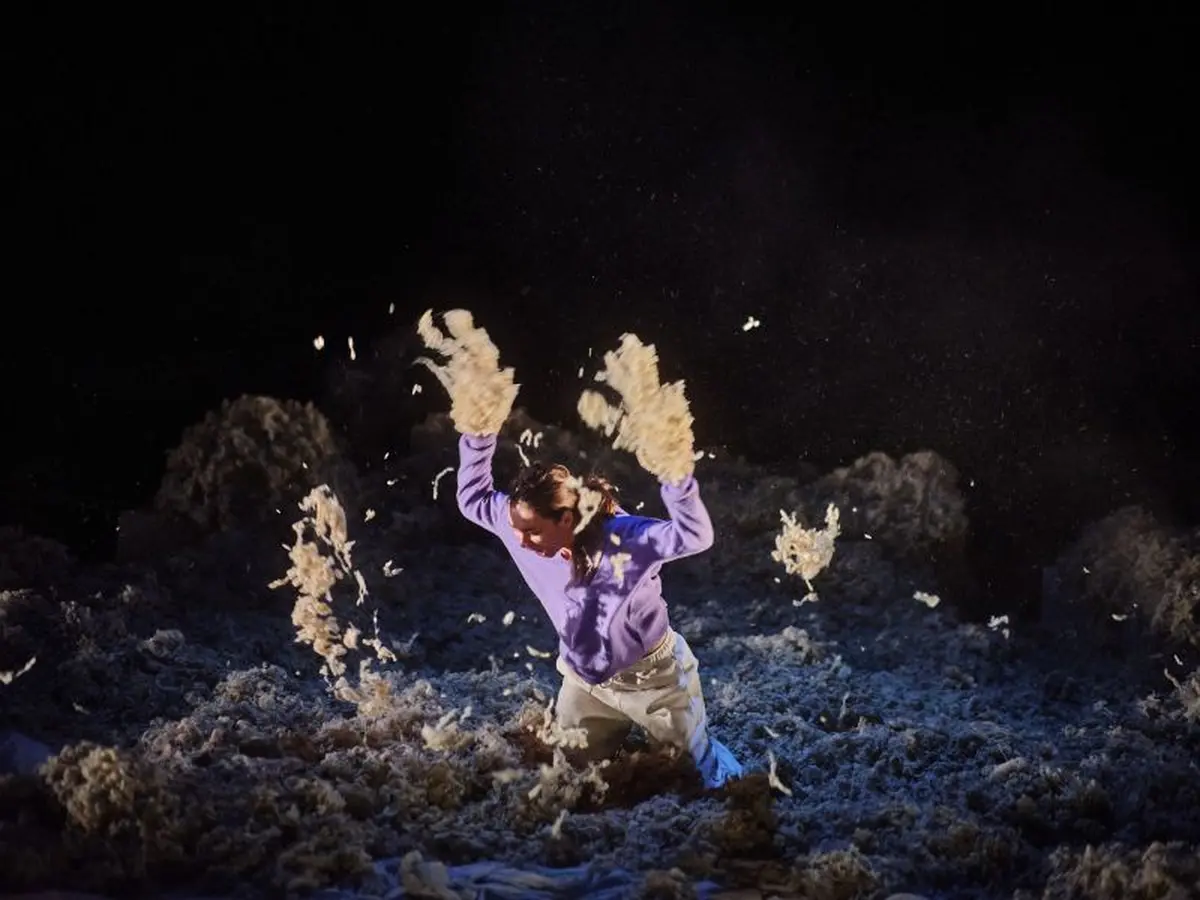 Un oiseau à l’aube par la Cie Konfiské